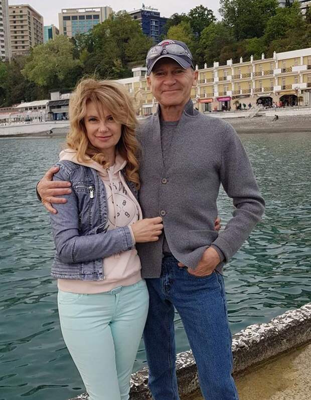 Знакомство. Со своей избранницей, Людмилой, Михаил познакомился в интернете уже после того, как начал прыгать. Сейчас пара готовится к дефиле на «Подиуме зрелой красоты».