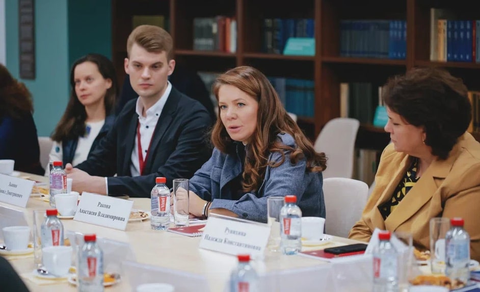 Вице-мэр Ракова провела круглый стол с современных подходах к поддержке старшего поколения