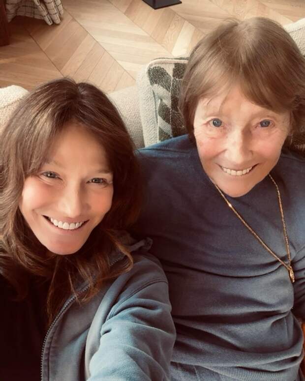 Карла Бруни показала совместный снимок с 96-летней матерью