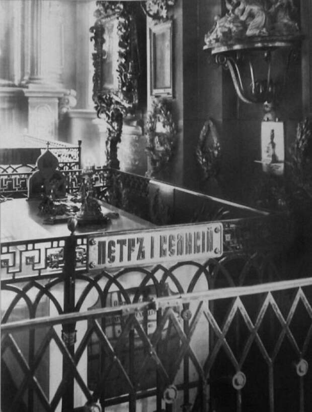Надгробие Петра I, фотография начала XX века. Справа на стене в скромной рамке мерная икона императора.