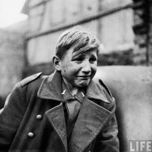 Юный солдат Вермахта плачет, узнав о захвате своей родины союзниками.