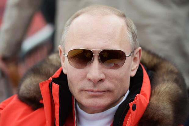Владимир Путин во время посещения горнолыжного центра «Роза Хутор», где наблюдал за спусками участников паралимпийских соревнований в дисциплине «супергигант» в марте 2014 года. Фото пресс-службы Президента России