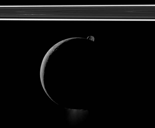 На этом снимке видны Энцелад, кольца Сатурна и маленький спутник Эпиметей
