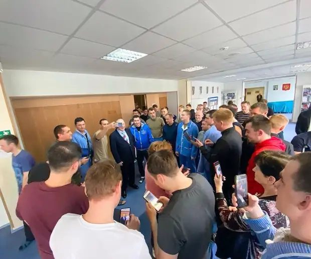 Петросян посетил госпиталь с российскими военными