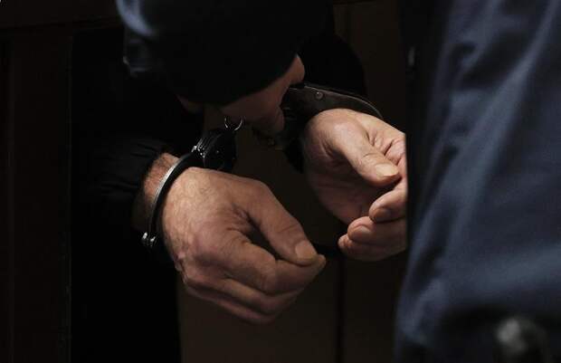 Россиянин нашел ключи в цветочном горшке и похитил из квартиры миллионы