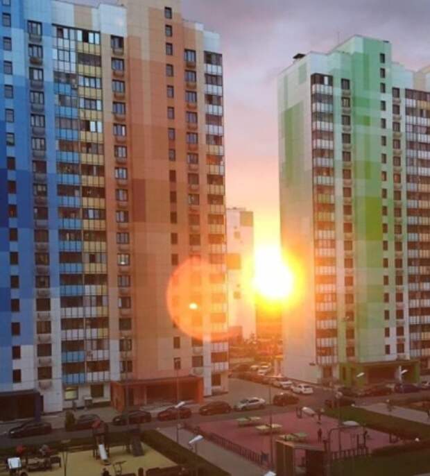 Фото дня: солнечные зайцы на домах в Северном