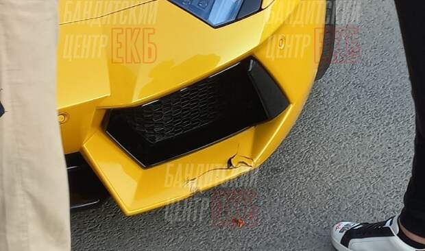 В Екатеринбурге «самокатчик» жестко протаранил Lamborghini