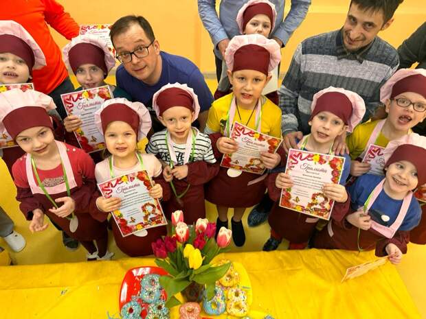 Дошкольники вместе с папами приготовили сладкие подарки мамам на 8 Марта