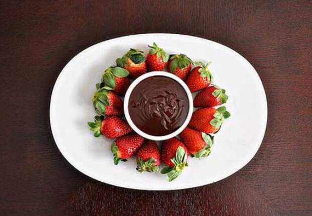 Шоколадное фондю подавай с ягодами, фруктами и кусочками бисквита