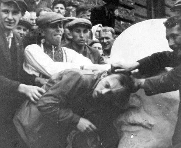 История Холокоста: как «национальные герои» Прибалтики и Украины убивали безоружных евреев