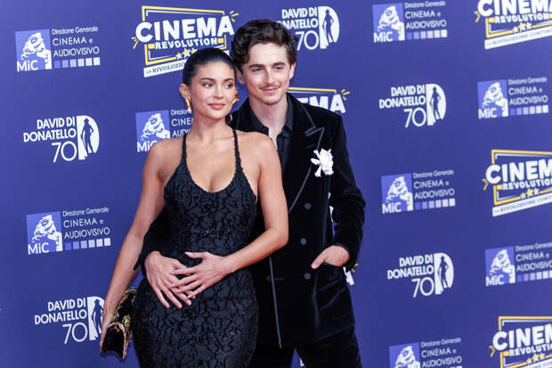 Модель Кайли Дженнер засняли за поцелуем с Тимоти Шаламе в пиццерии