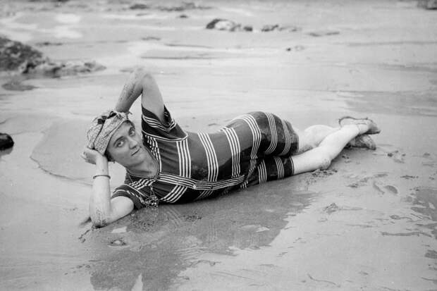 Купальщица позирует фотографу. Франция, примерно 1900 г. 100 лет назад, 20 век, архивные снимки, архивные фотографии, пляж, пляжный отдых, черно-белые фотографии, чёрно-белые фото