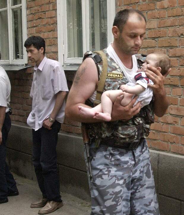 Их зовут Эльбрус Гогичаев и Алена Цкаева. Мать и сестра девочки погибли в школе.