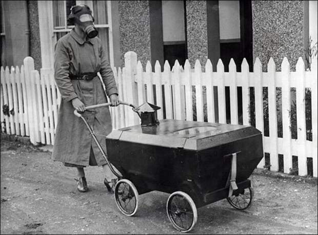 Женщина с ребенком в коляске, готовые к газовой атаке, Англия, 1938. жизнь, прошлое, ситуация, факт