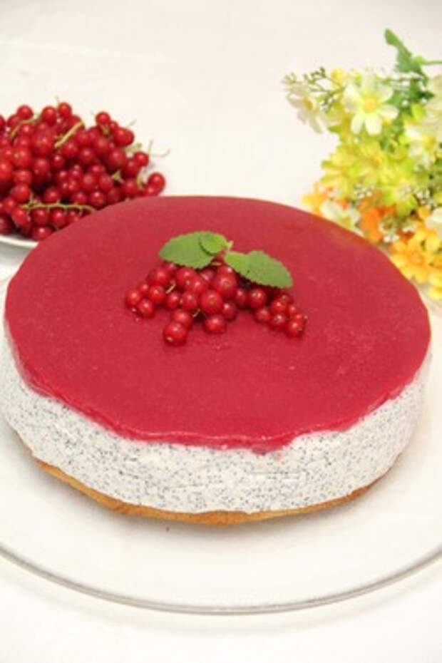 Маково-творожный торт с малиной и смородиной