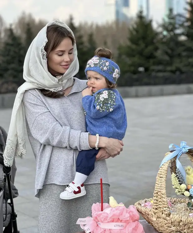 Алекса опубликовала фото с дочкой