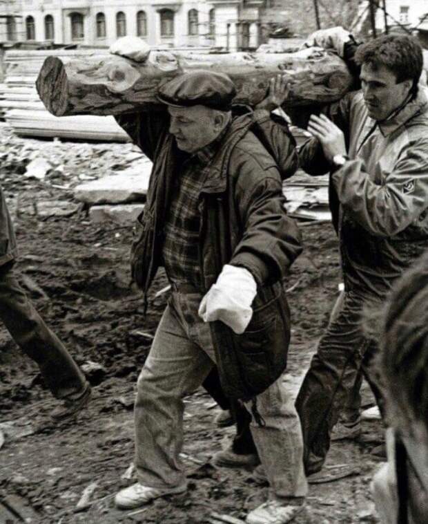 6. Юрий Лужков тащит бревно на субботнике. 1993 год 6. Юрий Лужков тащит бревно на субботнике. 1993 год