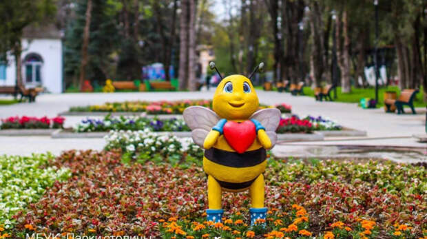 В Детском парке Симферополя установили фигурки пчёл