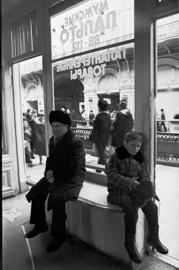 1964 год. Некрасивый мальчик 45 лет ждет маму, забывшую его в магазине. СССР, прикол, советский союз, фотография