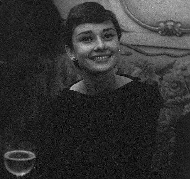15. Одри Хепберн, Париж, 1955 г. Instagram, звезды, знаменитости, знаменитости в молодости, известные, редкие фото, селебрити, старые фото