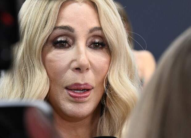 57-летний сын Шер женился на возлюбленной, как две капли воды похожей на его мать: фото