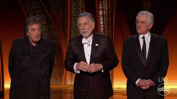 Встречается с 28-летней девушкой и танцует на улицах: как сейчас выглядит и чем занимается Аль Пачино