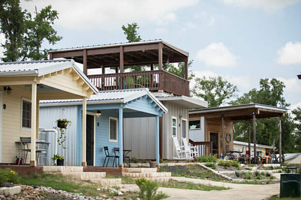 На улицах деревни Community First можно увидеть разные домики, ведь строят их поэтапно и разные фирмы (Остин, Техас). | Фото: housinginnovation.co.