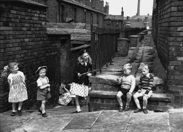 Обаяние трущоб Манчестера в фотографиях Ширли Бейкер 1960-х годов 18