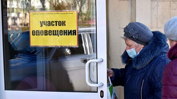 Жители Донецка заходят на участок оповещения в Администрации Киевского района во время массовой эвакуации на территорию России в Ростовскую область Жители Донецка заходят на участок оповещения в Администрации Киевского района во время массовой эвакуации на территорию России в Ростовскую область