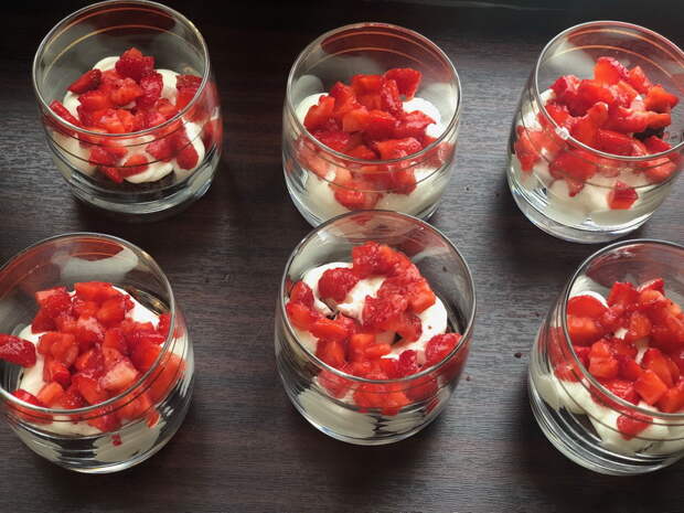 Шоколадно-клубничное безумие! - Наготовила внукам на праздник десерты – вкусно, просто и в стаканчиках очень удобно