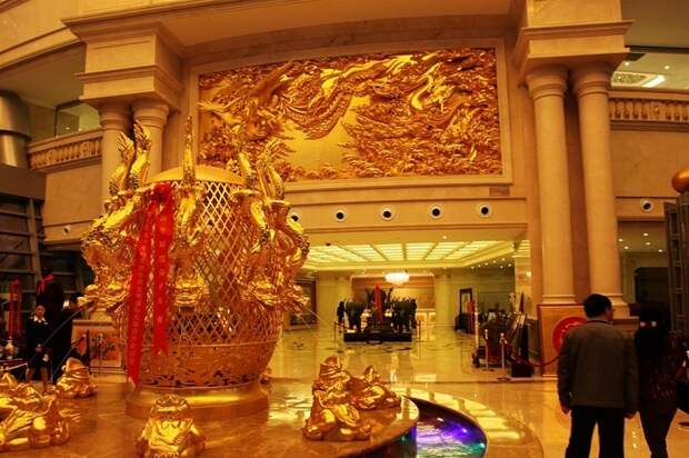 Золотые фонтаны украшают интерьер небоскреба (Хуаси, Китай).