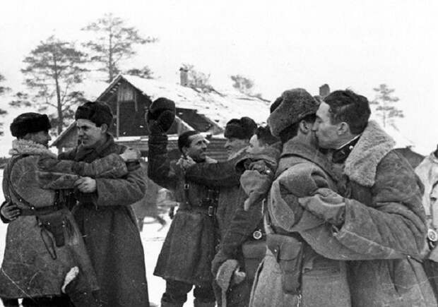 Бойцы 327-й дивизии Волховского фронта и 123-й отдельной стрелковой бригады. Празднование прорыва блокады Ленинграда 18 января 1943 года Велика Отечественная война, вов, война