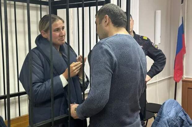 В Москве, наконец, задержали блогершу из Самары, которая «щекотала» Родину-мать. (Дело в том, что она "пощекотала" и уехала отдыхать в далекие страны. Ее еще долго обратно потом ждали).