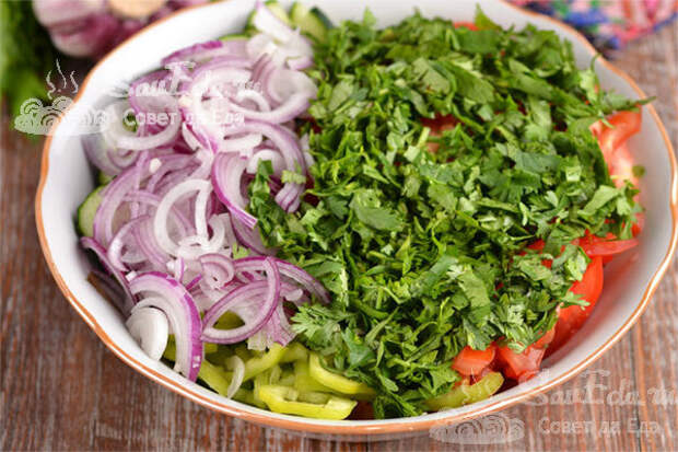 Хрустящие и невероятно вкусные салаты из свежих овощей. Готовятся быстро и очень просто. Вкус у салатов отличается за счет добавления разных заправок. Покажу два отличных варианта.-9