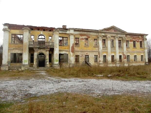 Часто разрушенные усадьбы остаются никому не нужные под обломками своего прошлого. Но свершаются чудеса, и их покупают инвесторы, вот только с какой целью они их приобретают?-10