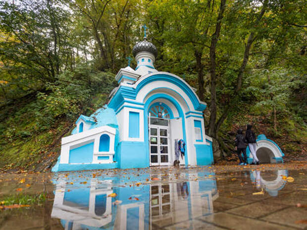 Несчастный случай в Горячем Ключе: девочки сорвались со скалы, пытаясь сделать фото у Иверской часовни