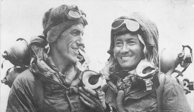 Новозеландец Эдмунд Хиллари (слева) и шерпа Тенцинг Норгей — первые люди на Земле, покорившие Эверест. Фото 1953 года