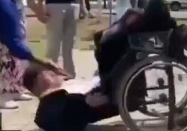 "Недоступная среда": в Казахстане общественники усадили чиновников в инвалидные кресла