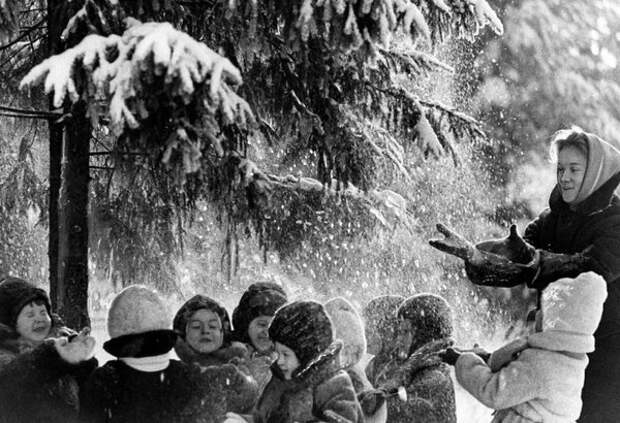 Снежный душ, 1960 год. Фотограф Лев Бородулин. По-моему, здорово.