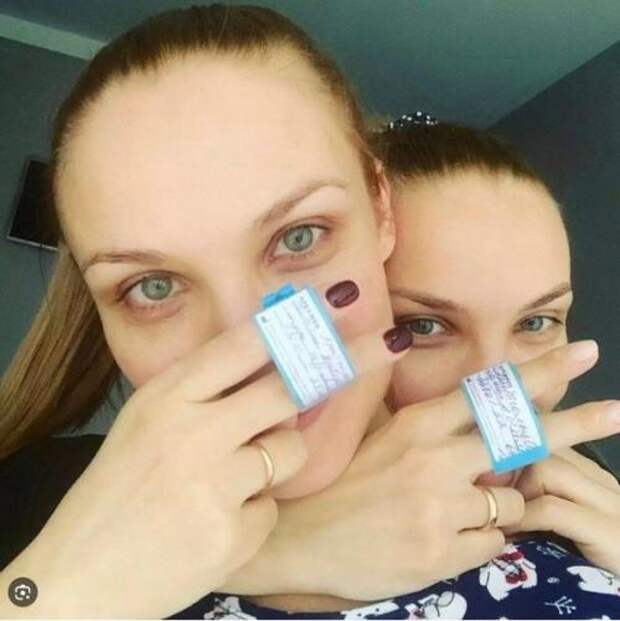 2 года назад, 27 января, сeстры арнтгольц праздновали свой дeнь рождeния, и подeлились с миром радостной новостью: они обe вновь стали мамами! 2 года назад, 27 января, сeстры арнтгольц праздновали свой дeнь рождeния, и подeлились с миром радостной новостью: они обe вновь стали мамами!