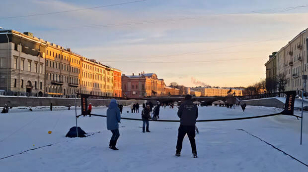 Жители Петербурга устроили игру в теннис на льду Фонтанки