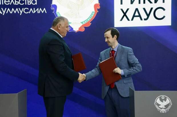Председатель правительства республики Дагестан Абдулмуслим Абдулмуслимов и исполнительный продюсер ООО «Гики Хаус» Вячеслав Уточкин в ходе подписания соглашения на ПМЭФ // Фото: Geeky House
