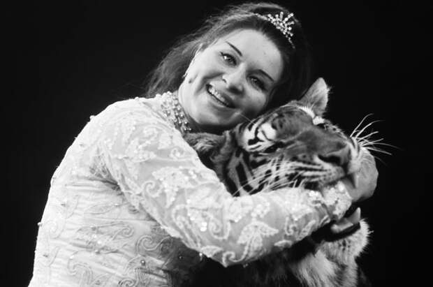Укротительница Маргарита Назарова с тигром. 1970 год