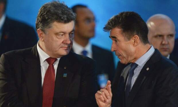 Экс-генсек НАТО потребовал от Порошенко провести децентрализацию Украины 