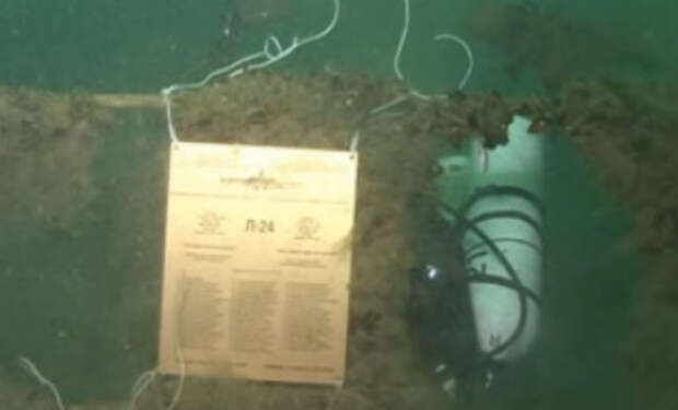 Проникли на затонувшую подлодку Л-24: аквалангисты вскрыли ржавый люк