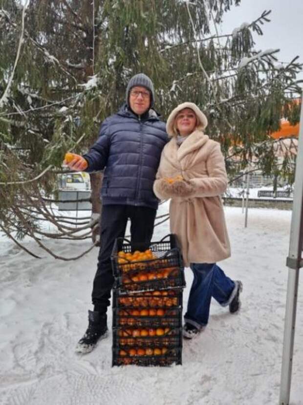 31 декабря второй год подряд мы с супругом приезжаем на раздачу мандаринов и хорошего настроения.