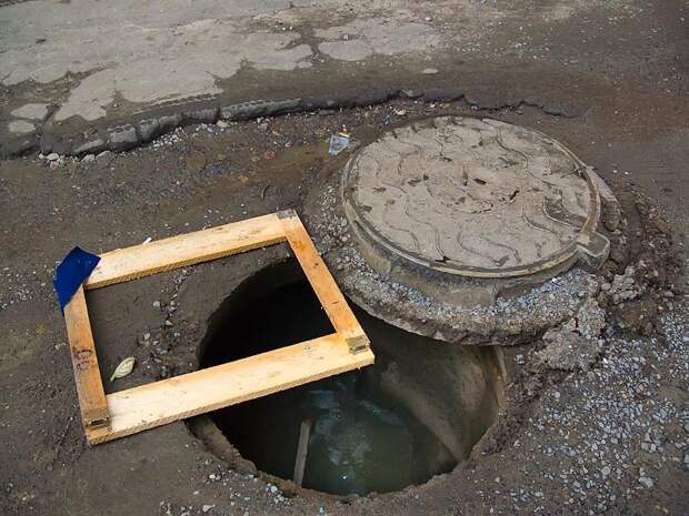 В российском городе ребенок скатился с горки и упал в канализационный люк