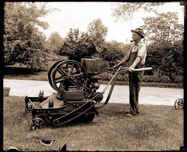 Одна из первых моделей газонокосилок на бензиновом двигателе