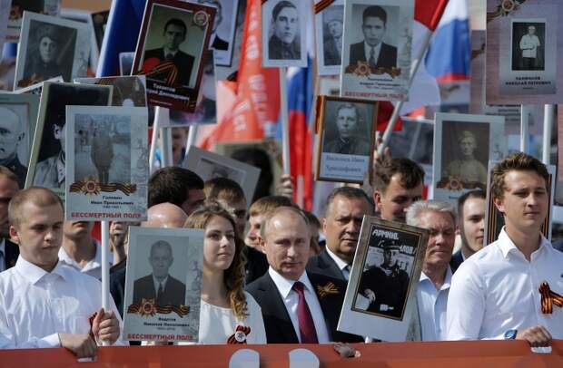 Владимир Путин с портретом своего отца-фронтовика В.С. Путина во время акции памяти "Бессмертный полк" на Красной площади в День Победы, Москва, 9 мая 