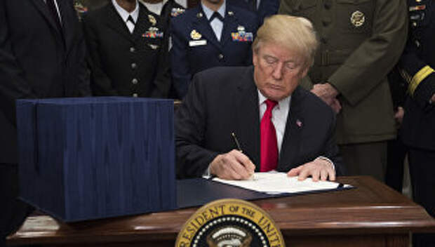 Президент США Дональд Трамп подписывает оборонный бюджет страны на 2018-й финансовый год в Белом доме, Вашингтон. 12 декабря 2017